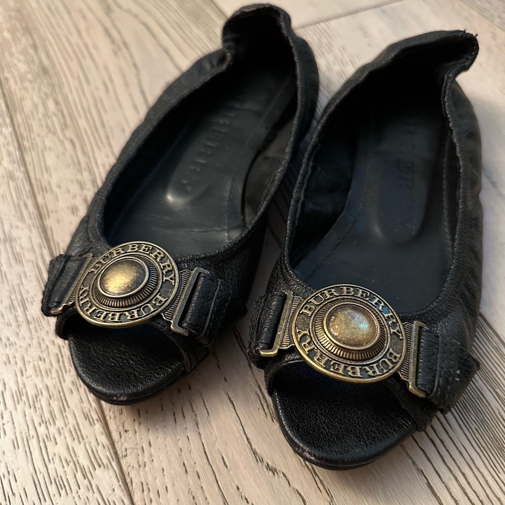 BURBERRY BLACK MEDALLION LOGO PEEP TOE LEATHER FLATS MADE IN ITALY SIZE 37 / 7 - Picture 3 of 12